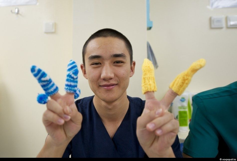 Женщины-волонтёры вяжут носочки для недоношенных детей в рамках благотворительной акции, чтобы помочь младенцам сохранить тепло после рождения, недоношенные дети, благотворительность, вязание, акция добрых дел, тепло, носочки, Air Astana, Алматы, Карлыгаш Нуржан, Shanger.kz