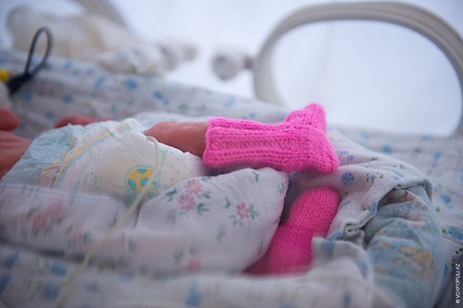 Осужденные женщины вяжут носочки и шапочки для недоношенных детей в колонии Атырау, участвуя в проекте «Клуб 28 Петель» и находя смысл в добрых делах, женская колония, тюремная реформа, PRI, Марат Бекетаев, Азамат Шамбилов, Клуб 28 Петель, Атырау, недоношенные дети, благотворительность, Карлыгаш Нуржан, Shanger.kz