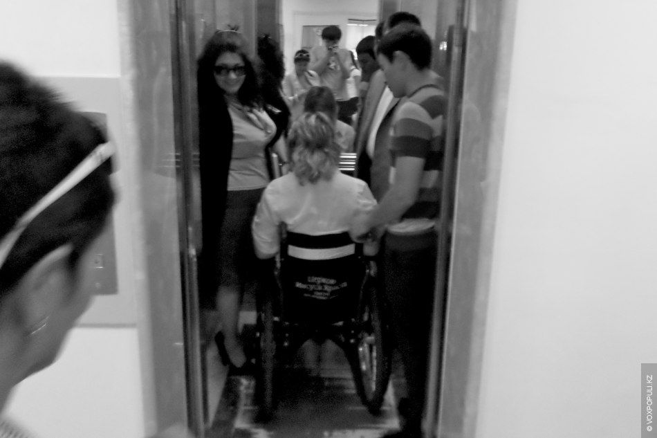 Кристина Романова, девушка в инвалидном кресле, которая учится ходить и помогает людям через электронное правительство, врачебная ошибка, электронное правительство, особое мнение, Арти Ферзаули, вдохновляющие истории, инклюзия, реабилитация, инвалиды Казахстана, Call-центр