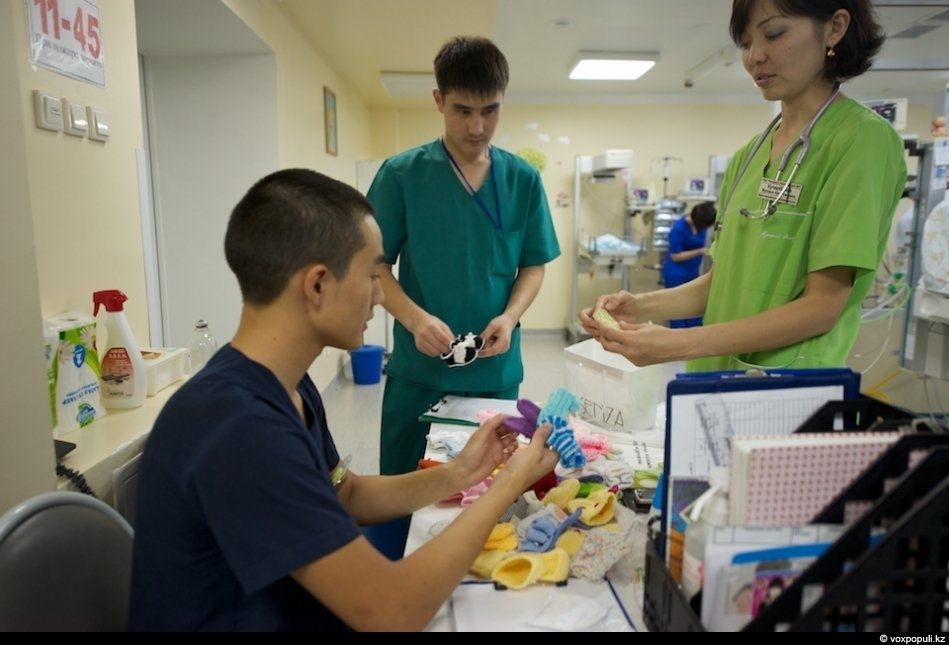 Женщины-волонтёры вяжут носочки для недоношенных детей в рамках благотворительной акции, чтобы помочь младенцам сохранить тепло после рождения, недоношенные дети, благотворительность, вязание, акция добрых дел, тепло, носочки, Air Astana, Алматы, Карлыгаш Нуржан, Shanger.kz