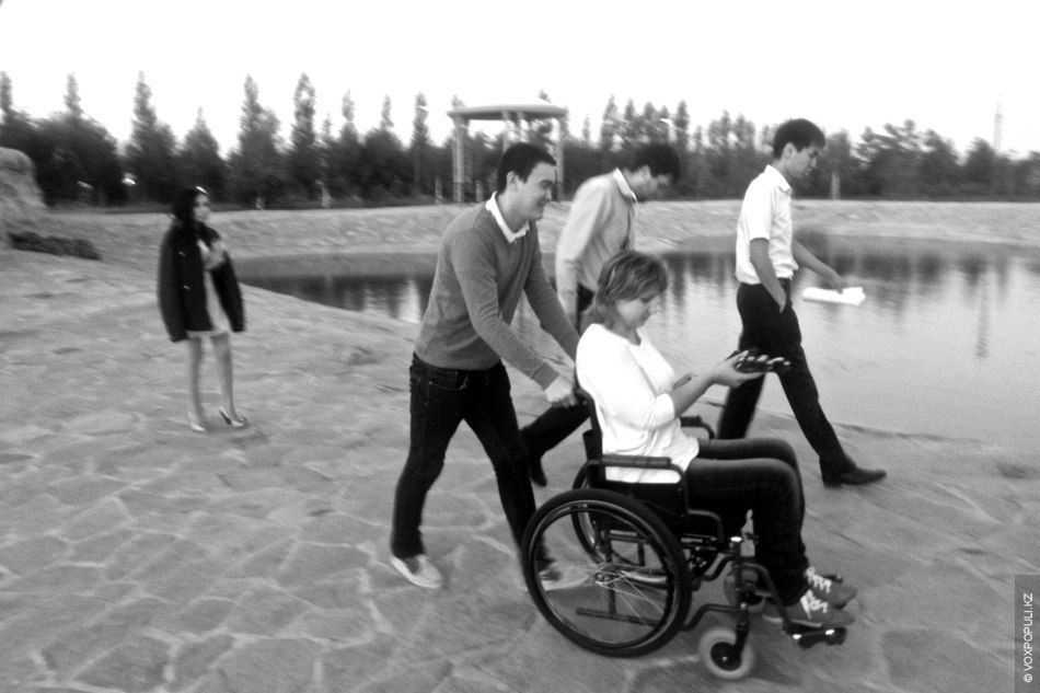 Кристина Романова, девушка в инвалидном кресле, которая учится ходить и помогает людям через электронное правительство, врачебная ошибка, электронное правительство, особое мнение, Арти Ферзаули, вдохновляющие истории, инклюзия, реабилитация, инвалиды Казахстана, Call-центр