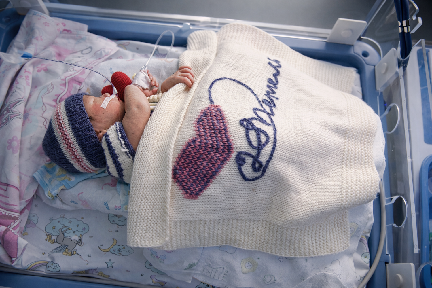 Қайырымдылық жобасының ашылуында Қазақстандағы Халықаралық волонтерлік жылын қолдауға арналған «Өмір жылуы» фотокөрмесінде Қосшы қаласындағы «28 ілмек» клубының қатысушылары мен қонақтары. «28 ілмек» клубы, Қосшы, Өмір жылуы, фотокөрме, волонтерлік, шала туған балалар, қайырымдылық, Қазақстан, Shanger.kz