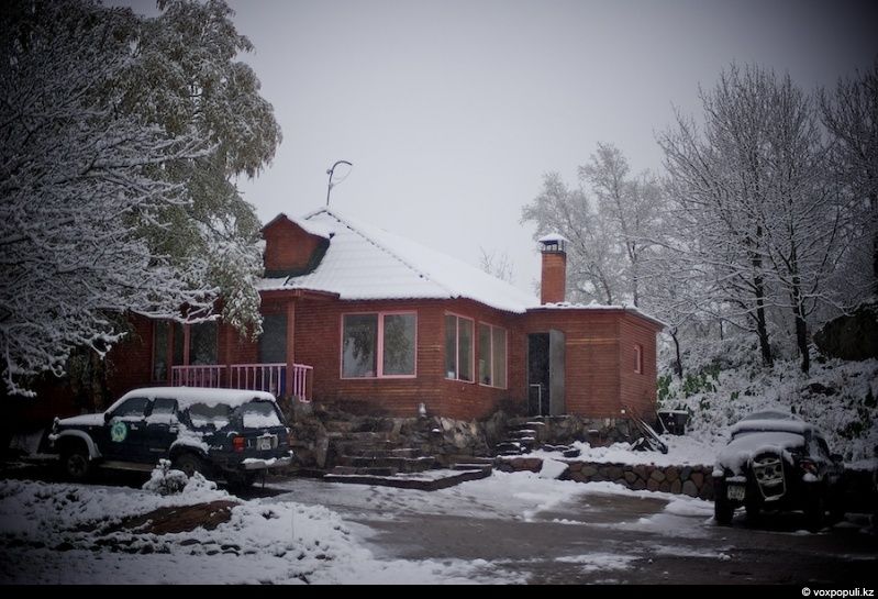 Инспектор Иссыкского заповедника Иса Бикаев — философ и хранитель природы, посвятивший жизнь защите горного озера и духовной гармонии человека с природой. Природа, Иссык, заповедник, Иса Бикаев, экология, Алматинская область, философия, человек и природа, Карлыгаш Нуржан, Shanger.kz