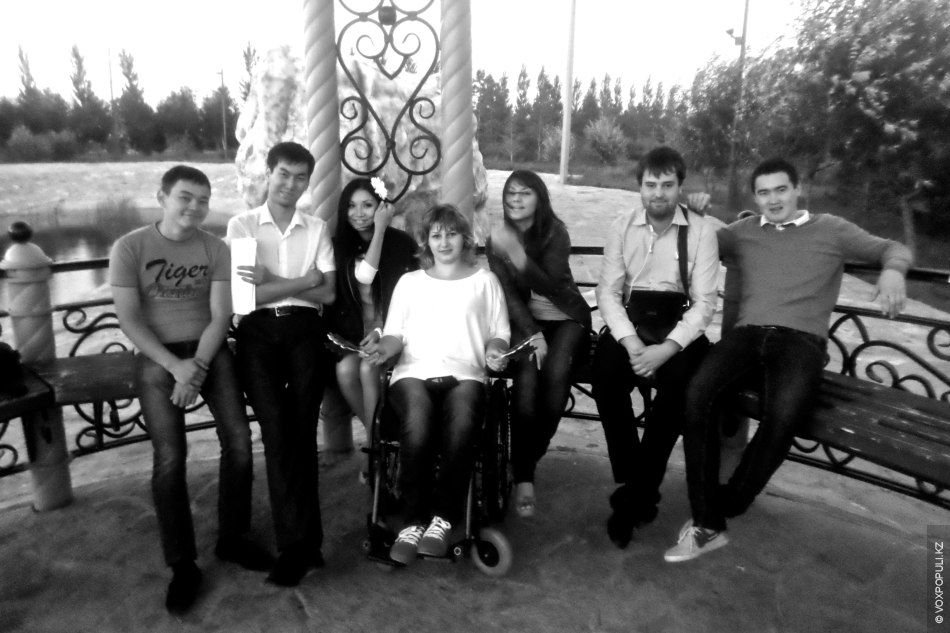 Кристина Романова, девушка в инвалидном кресле, которая учится ходить и помогает людям через электронное правительство, врачебная ошибка, электронное правительство, особое мнение, Арти Ферзаули, вдохновляющие истории, инклюзия, реабилитация, инвалиды Казахстана, Call-центр