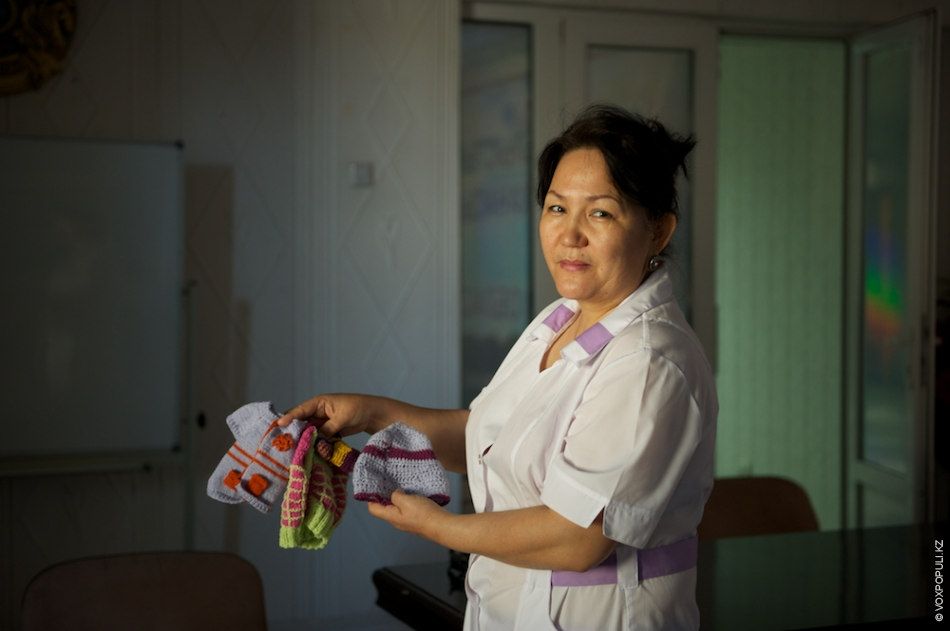 Осужденные женщины вяжут носочки и шапочки для недоношенных детей в колонии Атырау, участвуя в проекте «Клуб 28 Петель» и находя смысл в добрых делах, женская колония, тюремная реформа, PRI, Марат Бекетаев, Азамат Шамбилов, Клуб 28 Петель, Атырау, недоношенные дети, благотворительность, Карлыгаш Нуржан, Shanger.kz