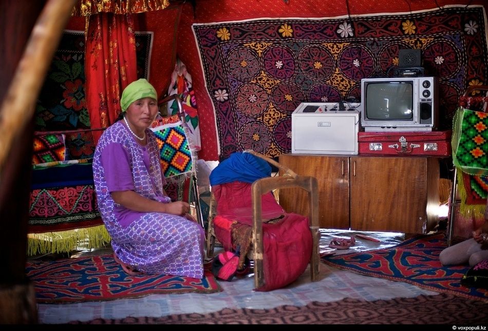Экспедиция «По пути Чингисхана» встречается с монгольскими казахами в Баян-Өлгии, исследуя их быт, культуру и историю на древней земле кочевников. Монголия, казахи Монголии, Баян-Өлгий, Чингисхан, экспедиция, кочевая культура, этнография, история, путешествия, Карлыгаш Нуржан, Shanger.kz