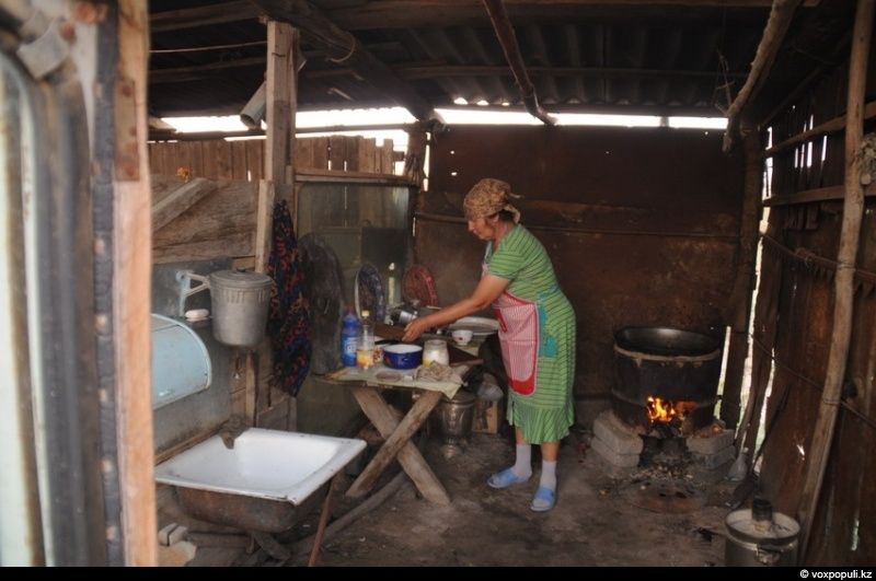 Казахская семья в осенний сезон готовит согым — традиционную заготовку мяса на зиму и казы, национальный деликатес, символизирующий уважение к труду и преемственность традиций. Согым, казы, традиции Казахстана, конина, сельская жизнь, казахская кухня, Алматинская область, Карлыгаш Нуржан, Shanger.kz