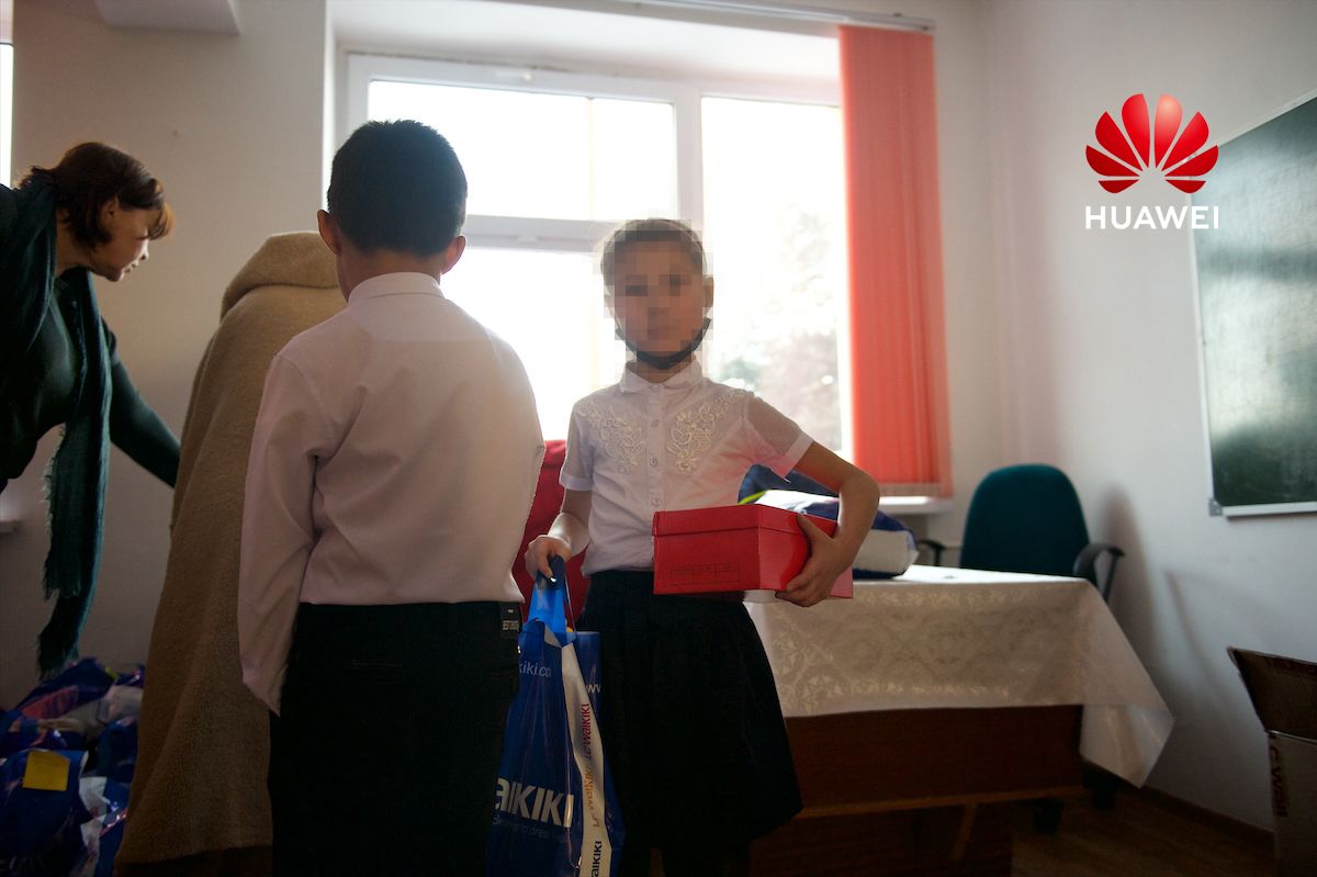 Волонтёры фонда «Амила» в Алматы сортируют одежду и игрушки для детей, больных онкологическими заболеваниями, и передают их в больницы и школы, волонтёры Казахстана, благотворительность, помощь детям, Алматы, Жанна Ахмедова, добрые дела, особое мнение, Ростислав Кобец