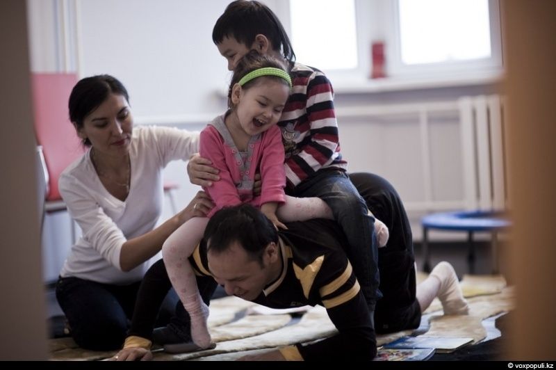 История Аманата и Меруерт — семьи, где любовь и сила духа преодолевают физические преграды, вдохновляя на веру в жизнь и надежду, любовь, семья, инвалиды, вдохновение, дети, Алматы, Арди, сила духа, равные возможности, Карлыгаш Нуржан, Shanger.kz