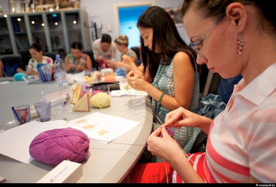 Женщины-волонтёры вяжут носочки для недоношенных детей в рамках благотворительной акции, чтобы помочь младенцам сохранить тепло после рождения, недоношенные дети, благотворительность, вязание, акция добрых дел, тепло, носочки, Air Astana, Алматы, Карлыгаш Нуржан, Shanger.kz