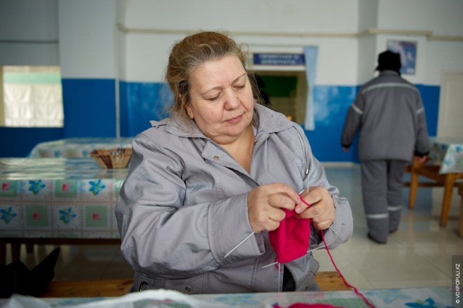 Осужденные женщины вяжут носочки и шапочки для недоношенных детей в колонии Атырау, участвуя в проекте «Клуб 28 Петель» и находя смысл в добрых делах, женская колония, тюремная реформа, PRI, Марат Бекетаев, Азамат Шамбилов, Клуб 28 Петель, Атырау, недоношенные дети, благотворительность, Карлыгаш Нуржан, Shanger.kz