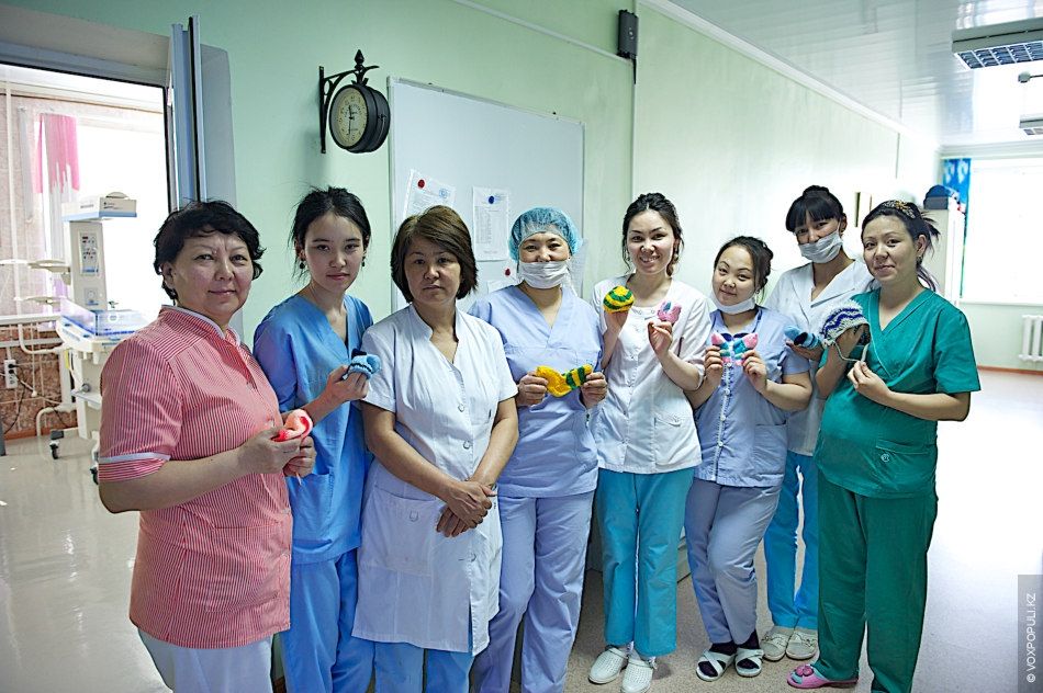 Осужденные женщины вяжут носочки и шапочки для недоношенных детей в колонии Атырау, участвуя в проекте «Клуб 28 Петель» и находя смысл в добрых делах, женская колония, тюремная реформа, PRI, Марат Бекетаев, Азамат Шамбилов, Клуб 28 Петель, Атырау, недоношенные дети, благотворительность, Карлыгаш Нуржан, Shanger.kz