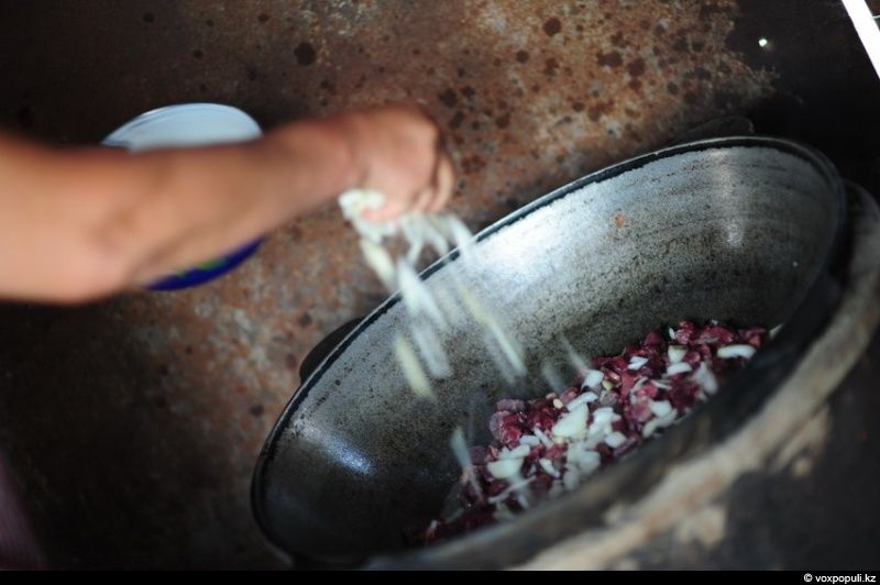 Казахская семья в осенний сезон готовит согым — традиционную заготовку мяса на зиму и казы, национальный деликатес, символизирующий уважение к труду и преемственность традиций. Согым, казы, традиции Казахстана, конина, сельская жизнь, казахская кухня, Алматинская область, Карлыгаш Нуржан, Shanger.kz