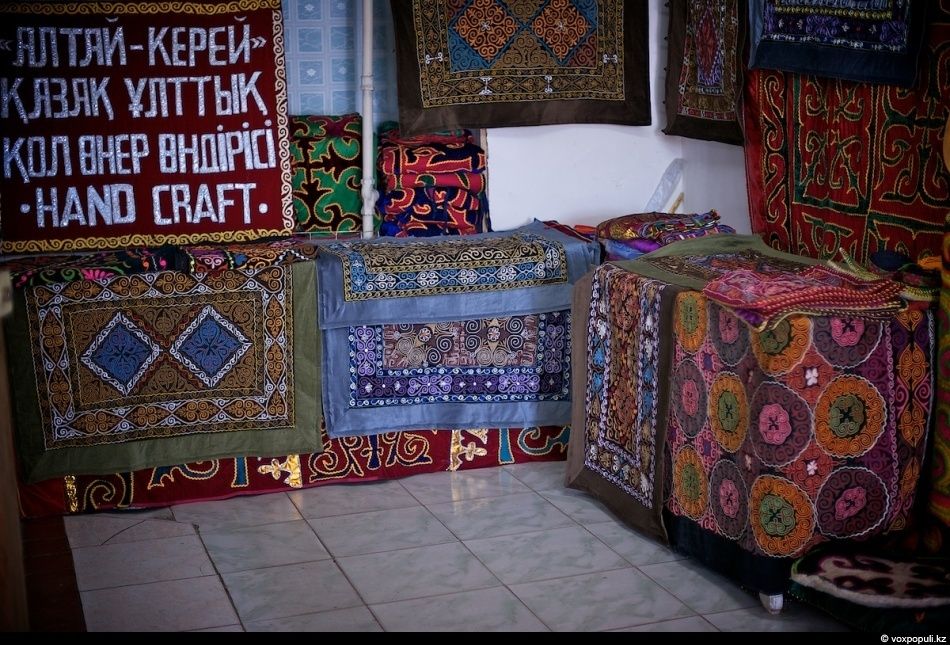 Экспедиция «По пути Чингисхана» встречается с монгольскими казахами в Баян-Өлгии, исследуя их быт, культуру и историю на древней земле кочевников. Монголия, казахи Монголии, Баян-Өлгий, Чингисхан, экспедиция, кочевая культура, этнография, история, путешествия, Карлыгаш Нуржан, Shanger.kz