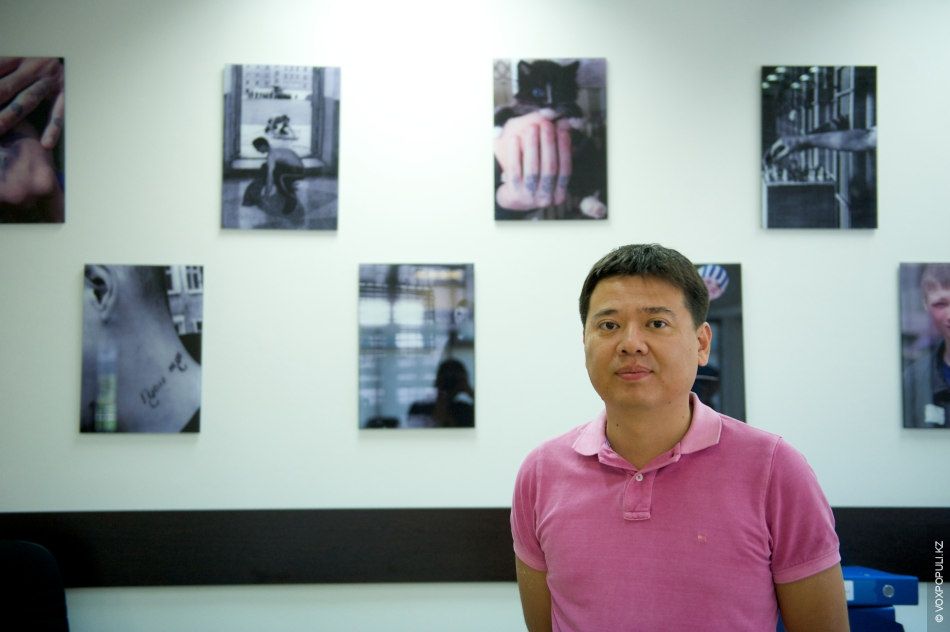 Осужденные женщины вяжут носочки и шапочки для недоношенных детей в колонии Атырау, участвуя в проекте «Клуб 28 Петель» и находя смысл в добрых делах, женская колония, тюремная реформа, PRI, Марат Бекетаев, Азамат Шамбилов, Клуб 28 Петель, Атырау, недоношенные дети, благотворительность, Карлыгаш Нуржан, Shanger.kz