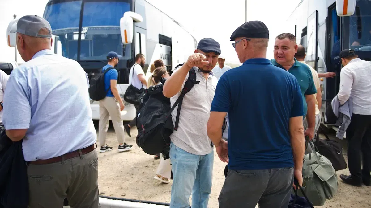 Нефтяники Каспий Нефть прибывают на месторождение на автобуса, каспий нефть, вахта, айранколь, нефтяники, транспорт, рабочая смена