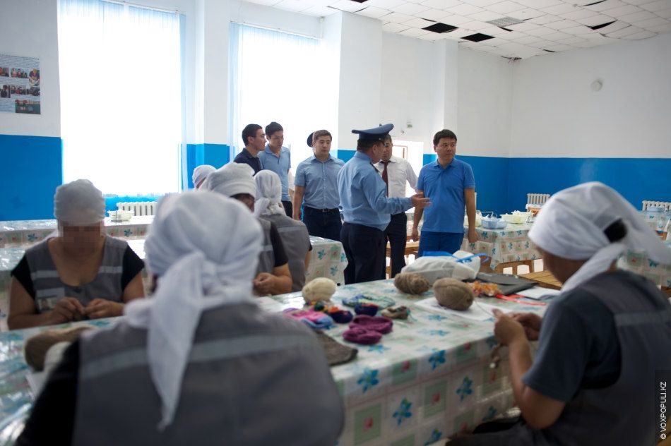 Осужденные женщины вяжут носочки и шапочки для недоношенных детей в колонии Атырау, участвуя в проекте «Клуб 28 Петель» и находя смысл в добрых делах, женская колония, тюремная реформа, PRI, Марат Бекетаев, Азамат Шамбилов, Клуб 28 Петель, Атырау, недоношенные дети, благотворительность, Карлыгаш Нуржан, Shanger.kz