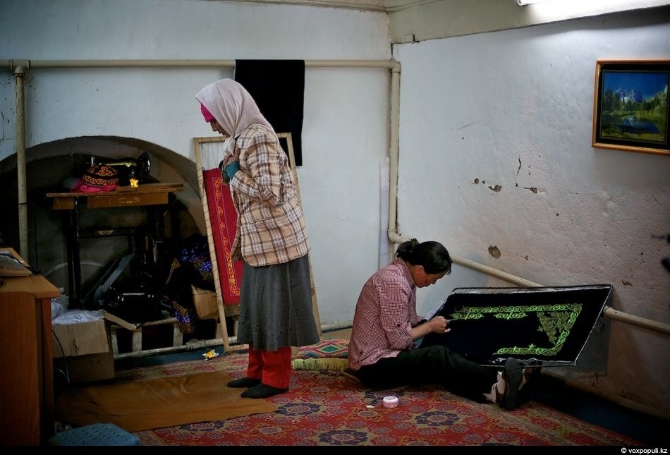 Экспедиция «По пути Чингисхана» встречается с монгольскими казахами в Баян-Өлгии, исследуя их быт, культуру и историю на древней земле кочевников. Монголия, казахи Монголии, Баян-Өлгий, Чингисхан, экспедиция, кочевая культура, этнография, история, путешествия, Карлыгаш Нуржан, Shanger.kz