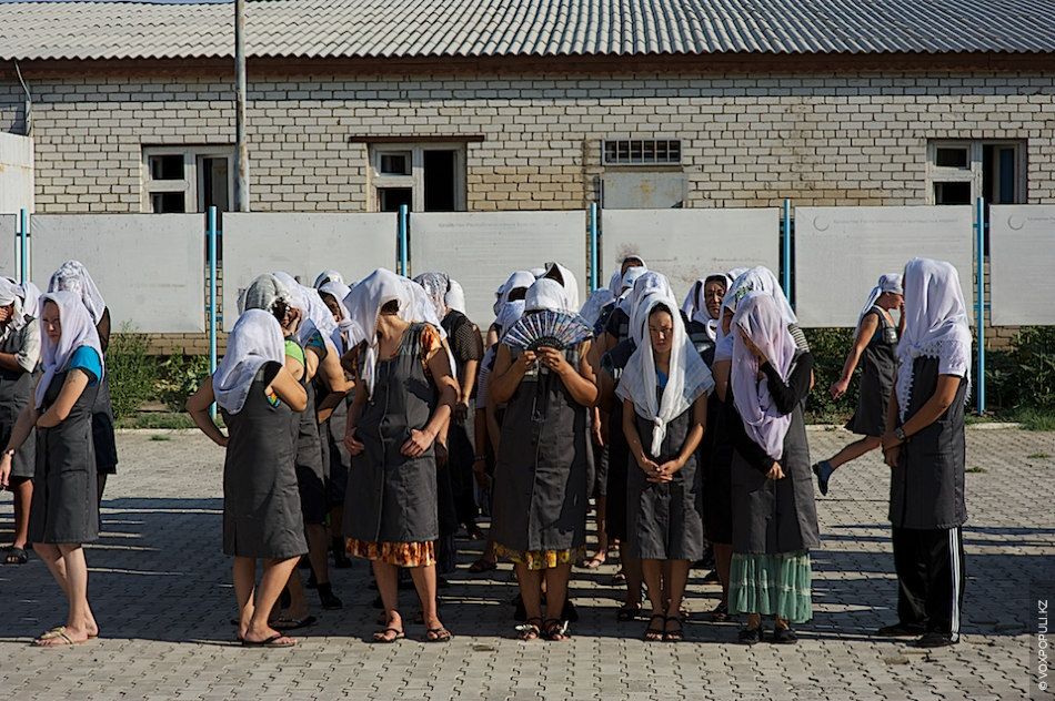 Осужденные женщины вяжут носочки и шапочки для недоношенных детей в колонии Атырау, участвуя в проекте «Клуб 28 Петель» и находя смысл в добрых делах, женская колония, тюремная реформа, PRI, Марат Бекетаев, Азамат Шамбилов, Клуб 28 Петель, Атырау, недоношенные дети, благотворительность, Карлыгаш Нуржан, Shanger.kz