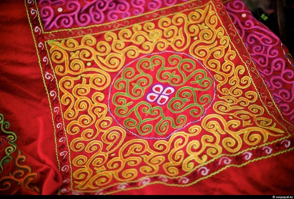 Экспедиция «По пути Чингисхана» встречается с монгольскими казахами в Баян-Өлгии, исследуя их быт, культуру и историю на древней земле кочевников. Монголия, казахи Монголии, Баян-Өлгий, Чингисхан, экспедиция, кочевая культура, этнография, история, путешествия, Карлыгаш Нуржан, Shanger.kz