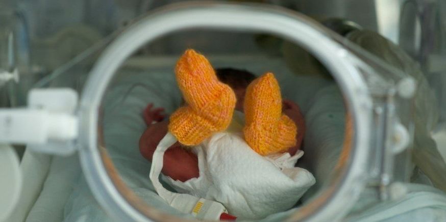 Женщины-волонтёры вяжут носочки для недоношенных детей в рамках благотворительной акции, чтобы помочь младенцам сохранить тепло после рождения, недоношенные дети, благотворительность, вязание, акция добрых дел, тепло, носочки, Air Astana, Алматы, Карлыгаш Нуржан, Shanger.kz