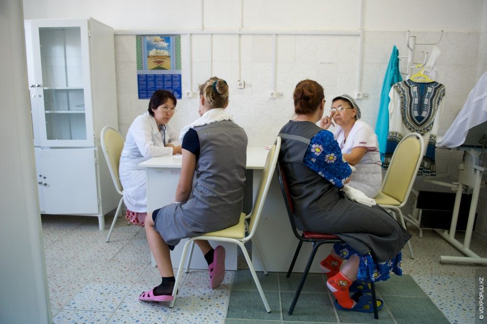 Осужденные женщины вяжут носочки и шапочки для недоношенных детей в колонии Атырау, участвуя в проекте «Клуб 28 Петель» и находя смысл в добрых делах, женская колония, тюремная реформа, PRI, Марат Бекетаев, Азамат Шамбилов, Клуб 28 Петель, Атырау, недоношенные дети, благотворительность, Карлыгаш Нуржан, Shanger.kz