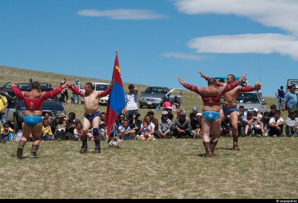 Экспедиция «По пути Чингисхана» встречается с монгольскими казахами в Баян-Өлгии, исследуя их быт, культуру и историю на древней земле кочевников. Монголия, казахи Монголии, Баян-Өлгий, Чингисхан, экспедиция, кочевая культура, этнография, история, путешествия, Карлыгаш Нуржан, Shanger.kz