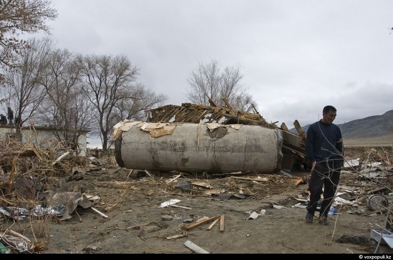 Жители села Кызылагаш вспоминают трагедию 2010 года, когда прорыв плотины уничтожил село, и рассказывают, как им удалось начать жизнь заново. Кызылагаш, наводнение 2010, восстановление, жизнь после трагедии, Аксуcкий район, помощь пострадавшим, Алматинская область, Карлыгаш Нуржан, Shanger.kz