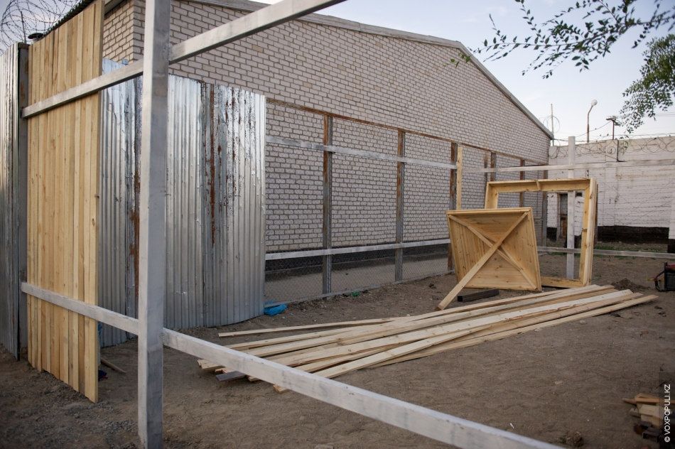 Осужденные женщины вяжут носочки и шапочки для недоношенных детей в колонии Атырау, участвуя в проекте «Клуб 28 Петель» и находя смысл в добрых делах, женская колония, тюремная реформа, PRI, Марат Бекетаев, Азамат Шамбилов, Клуб 28 Петель, Атырау, недоношенные дети, благотворительность, Карлыгаш Нуржан, Shanger.kz