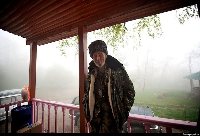 Инспектор Иссыкского заповедника Иса Бикаев — философ и хранитель природы, посвятивший жизнь защите горного озера и духовной гармонии человека с природой. Природа, Иссык, заповедник, Иса Бикаев, экология, Алматинская область, философия, человек и природа, Карлыгаш Нуржан, Shanger.kz