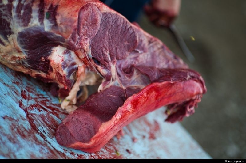 Казахская семья в осенний сезон готовит согым — традиционную заготовку мяса на зиму и казы, национальный деликатес, символизирующий уважение к труду и преемственность традиций. Согым, казы, традиции Казахстана, конина, сельская жизнь, казахская кухня, Алматинская область, Карлыгаш Нуржан, Shanger.kz
