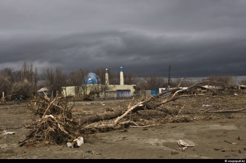 Жители села Кызылагаш вспоминают трагедию 2010 года, когда прорыв плотины уничтожил село, и рассказывают, как им удалось начать жизнь заново. Кызылагаш, наводнение 2010, восстановление, жизнь после трагедии, Аксуcкий район, помощь пострадавшим, Алматинская область, Карлыгаш Нуржан, Shanger.kz