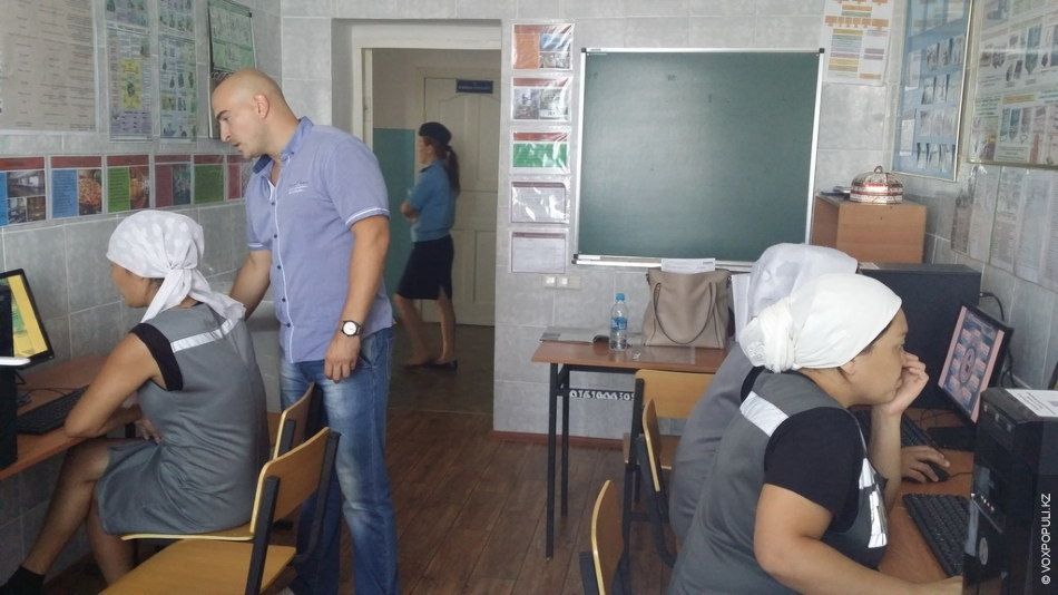 Осужденные женщины вяжут носочки и шапочки для недоношенных детей в колонии Атырау, участвуя в проекте «Клуб 28 Петель» и находя смысл в добрых делах, женская колония, тюремная реформа, PRI, Марат Бекетаев, Азамат Шамбилов, Клуб 28 Петель, Атырау, недоношенные дети, благотворительность, Карлыгаш Нуржан, Shanger.kz