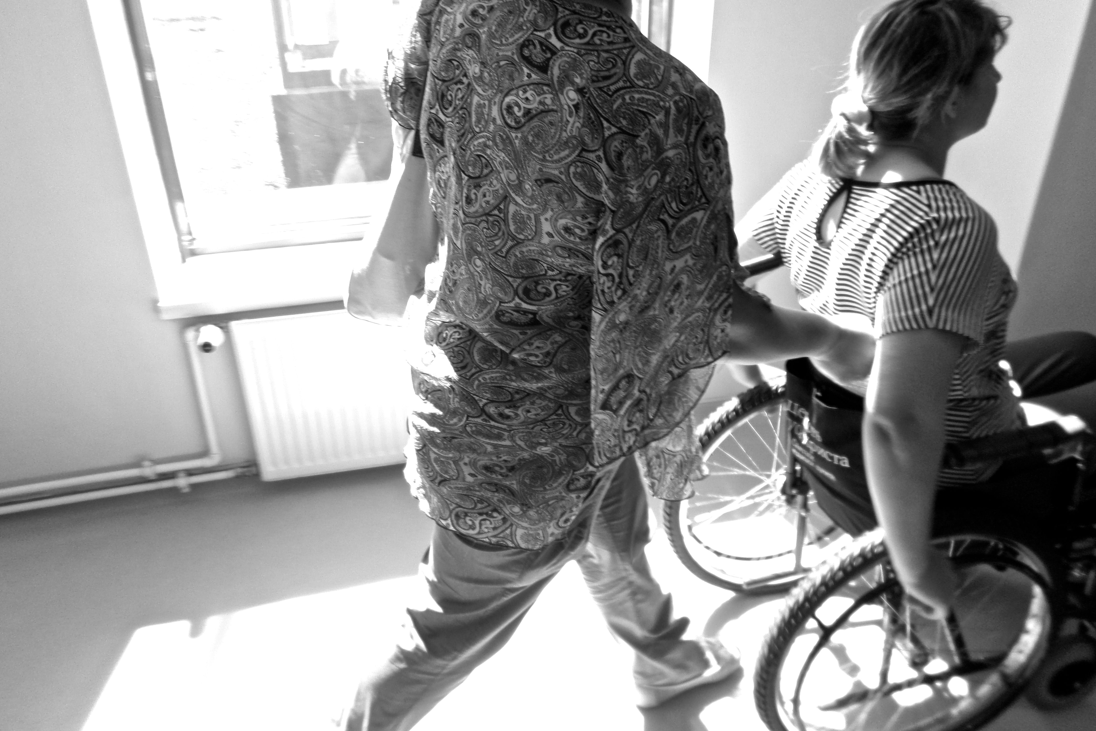 Кристина Романова, девушка в инвалидном кресле, которая учится ходить и помогает людям через электронное правительство, врачебная ошибка, электронное правительство, особое мнение, Арти Ферзаули, вдохновляющие истории, инклюзия, реабилитация, инвалиды Казахстана, Call-центр