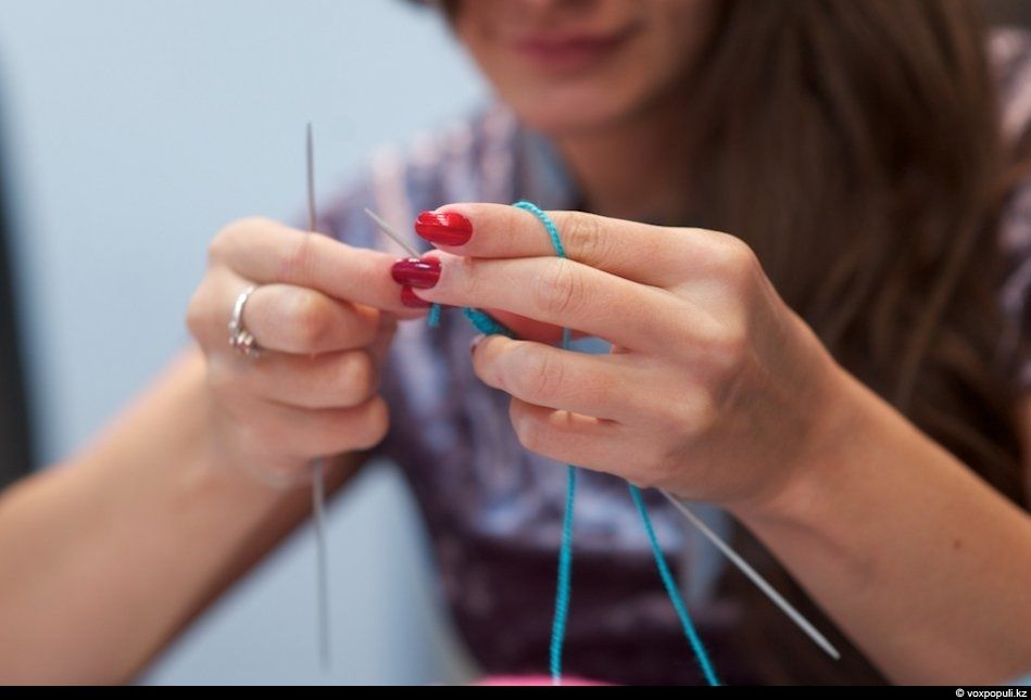 Женщины-волонтёры вяжут носочки для недоношенных детей в рамках благотворительной акции, чтобы помочь младенцам сохранить тепло после рождения, недоношенные дети, благотворительность, вязание, акция добрых дел, тепло, носочки, Air Astana, Алматы, Карлыгаш Нуржан, Shanger.kz