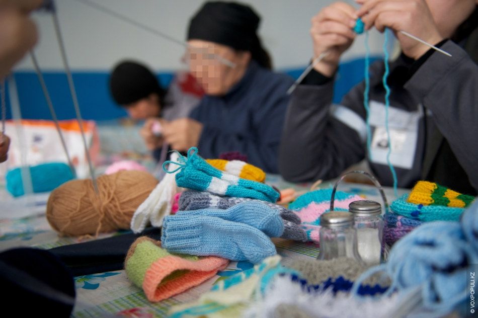 Осужденные женщины вяжут носочки и шапочки для недоношенных детей в колонии Атырау, участвуя в проекте «Клуб 28 Петель» и находя смысл в добрых делах, женская колония, тюремная реформа, PRI, Марат Бекетаев, Азамат Шамбилов, Клуб 28 Петель, Атырау, недоношенные дети, благотворительность, Карлыгаш Нуржан, Shanger.kz