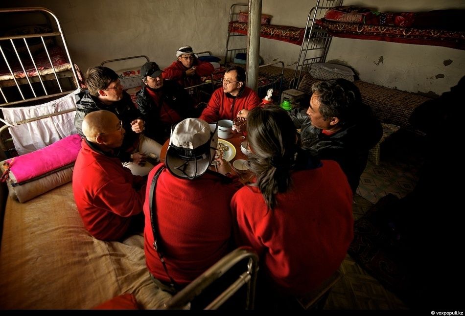 Экспедиция «По пути Чингисхана» встречается с монгольскими казахами в Баян-Өлгии, исследуя их быт, культуру и историю на древней земле кочевников. Монголия, казахи Монголии, Баян-Өлгий, Чингисхан, экспедиция, кочевая культура, этнография, история, путешествия, Карлыгаш Нуржан, Shanger.kz