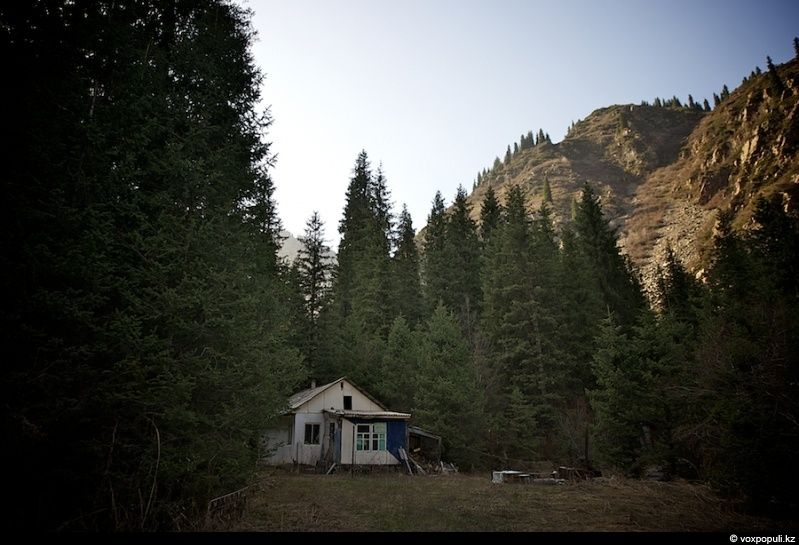 Инспектор Иссыкского заповедника Иса Бикаев — философ и хранитель природы, посвятивший жизнь защите горного озера и духовной гармонии человека с природой. Природа, Иссык, заповедник, Иса Бикаев, экология, Алматинская область, философия, человек и природа, Карлыгаш Нуржан, Shanger.kz