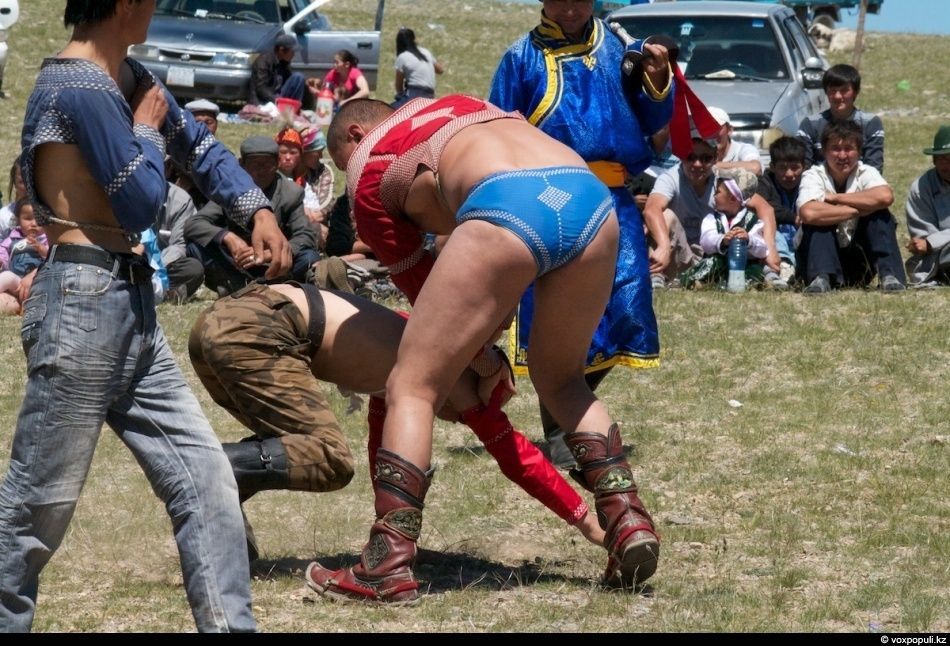 Экспедиция «По пути Чингисхана» встречается с монгольскими казахами в Баян-Өлгии, исследуя их быт, культуру и историю на древней земле кочевников. Монголия, казахи Монголии, Баян-Өлгий, Чингисхан, экспедиция, кочевая культура, этнография, история, путешествия, Карлыгаш Нуржан, Shanger.kz