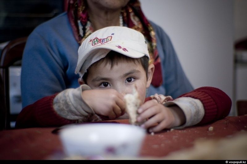 Жители села Кызылагаш вспоминают трагедию 2010 года, когда прорыв плотины уничтожил село, и рассказывают, как им удалось начать жизнь заново. Кызылагаш, наводнение 2010, восстановление, жизнь после трагедии, Аксуcкий район, помощь пострадавшим, Алматинская область, Карлыгаш Нуржан, Shanger.kz