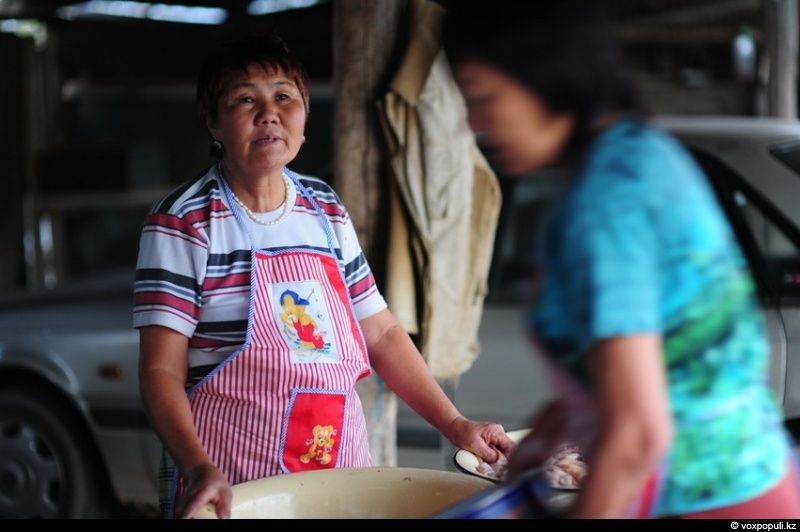 Казахская семья в осенний сезон готовит согым — традиционную заготовку мяса на зиму и казы, национальный деликатес, символизирующий уважение к труду и преемственность традиций. Согым, казы, традиции Казахстана, конина, сельская жизнь, казахская кухня, Алматинская область, Карлыгаш Нуржан, Shanger.kz