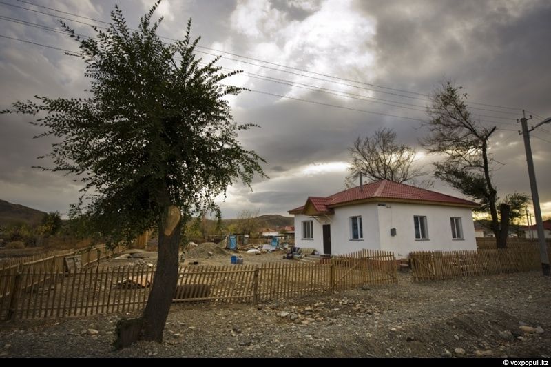 Жители села Кызылагаш вспоминают трагедию 2010 года, когда прорыв плотины уничтожил село, и рассказывают, как им удалось начать жизнь заново. Кызылагаш, наводнение 2010, восстановление, жизнь после трагедии, Аксуcкий район, помощь пострадавшим, Алматинская область, Карлыгаш Нуржан, Shanger.kz