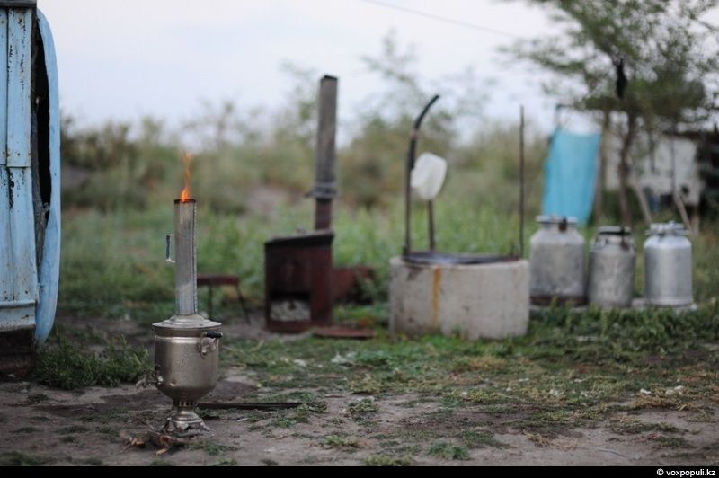 Казахская семья в осенний сезон готовит согым — традиционную заготовку мяса на зиму и казы, национальный деликатес, символизирующий уважение к труду и преемственность традиций. Согым, казы, традиции Казахстана, конина, сельская жизнь, казахская кухня, Алматинская область, Карлыгаш Нуржан, Shanger.kz