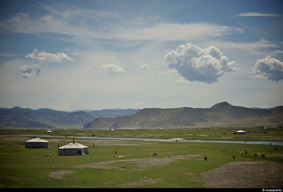 Экспедиция «По пути Чингисхана» встречается с монгольскими казахами в Баян-Өлгии, исследуя их быт, культуру и историю на древней земле кочевников. Монголия, казахи Монголии, Баян-Өлгий, Чингисхан, экспедиция, кочевая культура, этнография, история, путешествия, Карлыгаш Нуржан, Shanger.kz