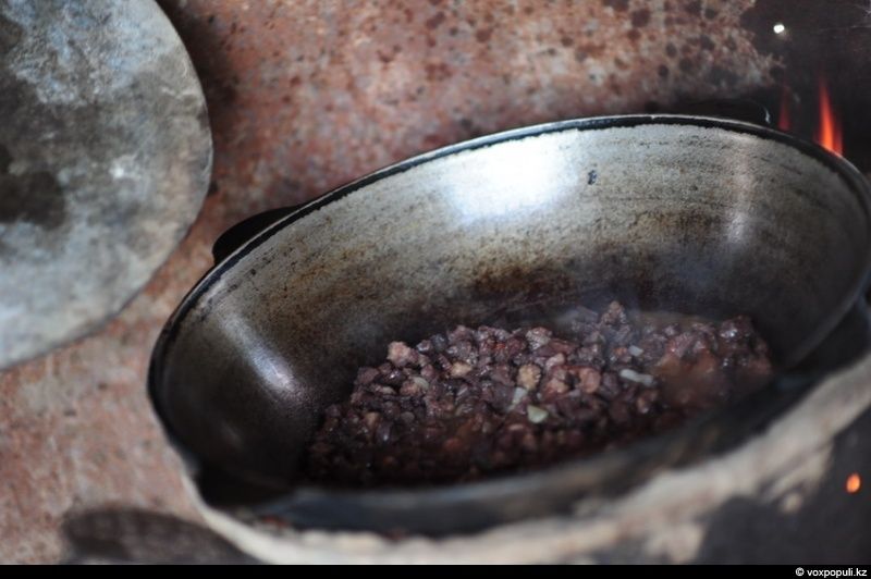 Казахская семья в осенний сезон готовит согым — традиционную заготовку мяса на зиму и казы, национальный деликатес, символизирующий уважение к труду и преемственность традиций. Согым, казы, традиции Казахстана, конина, сельская жизнь, казахская кухня, Алматинская область, Карлыгаш Нуржан, Shanger.kz