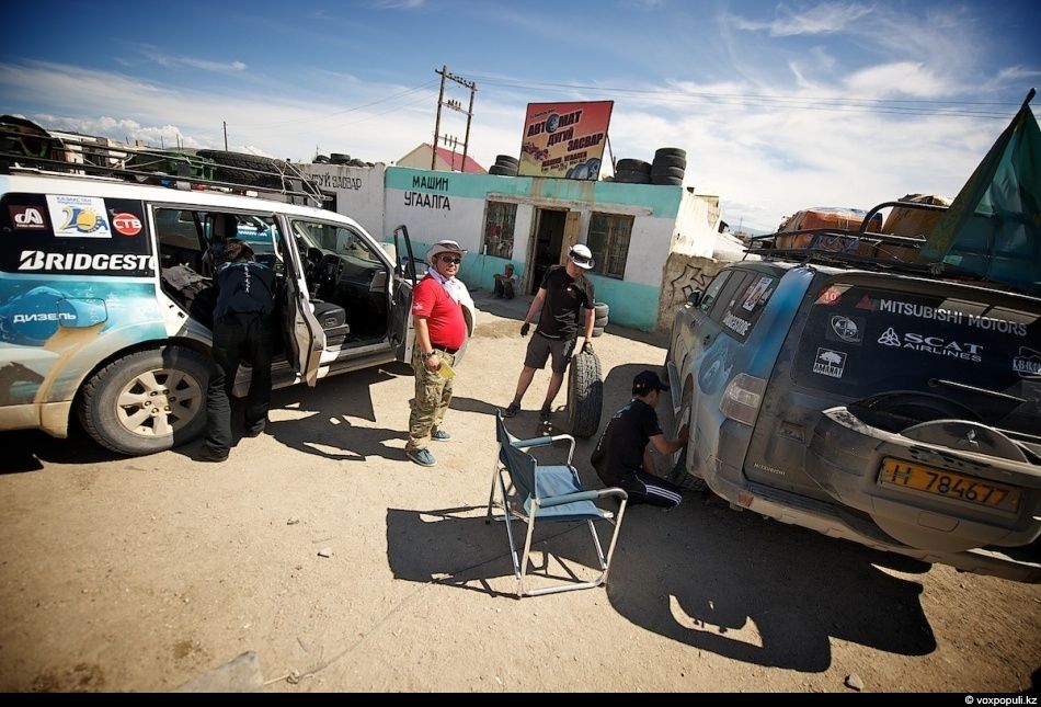 Экспедиция «По пути Чингисхана» встречается с монгольскими казахами в Баян-Өлгии, исследуя их быт, культуру и историю на древней земле кочевников. Монголия, казахи Монголии, Баян-Өлгий, Чингисхан, экспедиция, кочевая культура, этнография, история, путешествия, Карлыгаш Нуржан, Shanger.kz