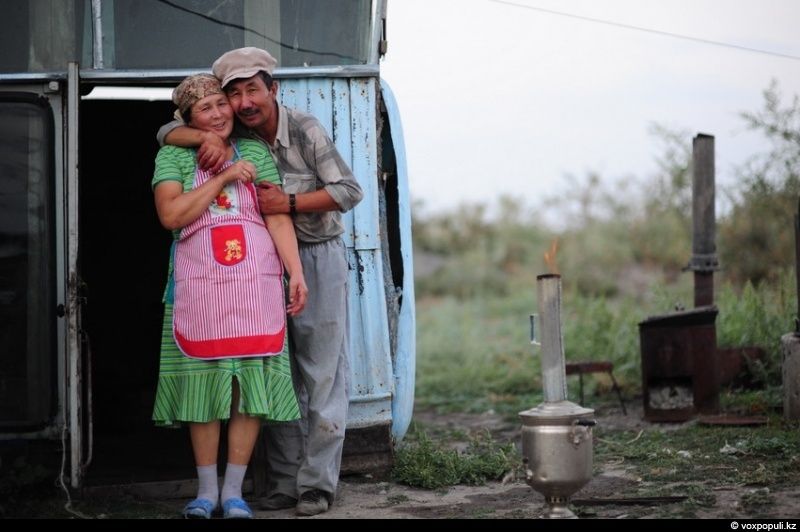 Казахская семья в осенний сезон готовит согым — традиционную заготовку мяса на зиму и казы, национальный деликатес, символизирующий уважение к труду и преемственность традиций. Согым, казы, традиции Казахстана, конина, сельская жизнь, казахская кухня, Алматинская область, Карлыгаш Нуржан, Shanger.kz