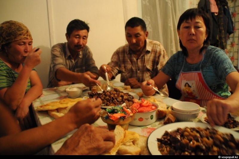 Казахская семья в осенний сезон готовит согым — традиционную заготовку мяса на зиму и казы, национальный деликатес, символизирующий уважение к труду и преемственность традиций. Согым, казы, традиции Казахстана, конина, сельская жизнь, казахская кухня, Алматинская область, Карлыгаш Нуржан, Shanger.kz