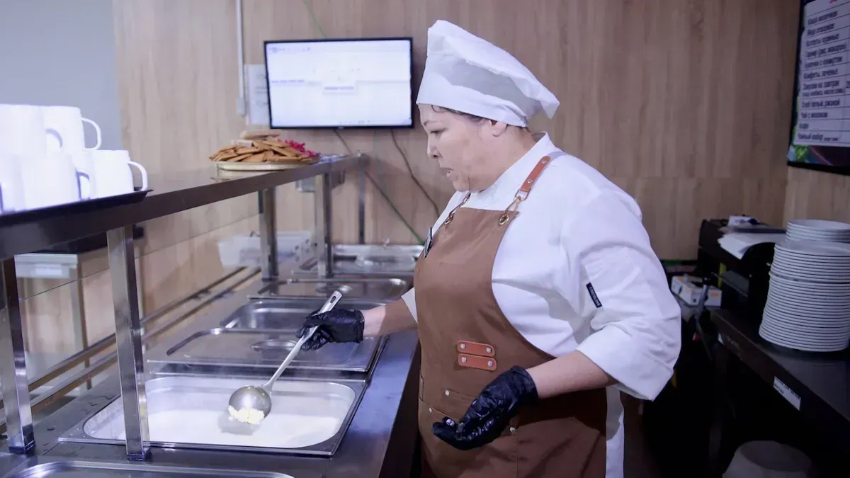 Повар в столовой накладывает еду для работников Каспий Нефть, каспий нефть, столовая, питание, вахтовый городок, айранколь, повар, работа нефтяников