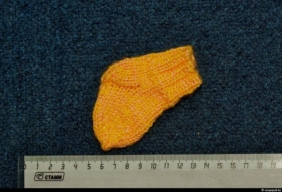 Женщины-волонтёры вяжут носочки для недоношенных детей в рамках благотворительной акции, чтобы помочь младенцам сохранить тепло после рождения, недоношенные дети, благотворительность, вязание, акция добрых дел, тепло, носочки, Air Astana, Алматы, Карлыгаш Нуржан, Shanger.kz